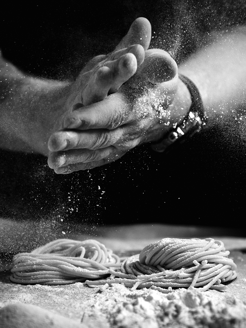 Sprinkling flour on pasta